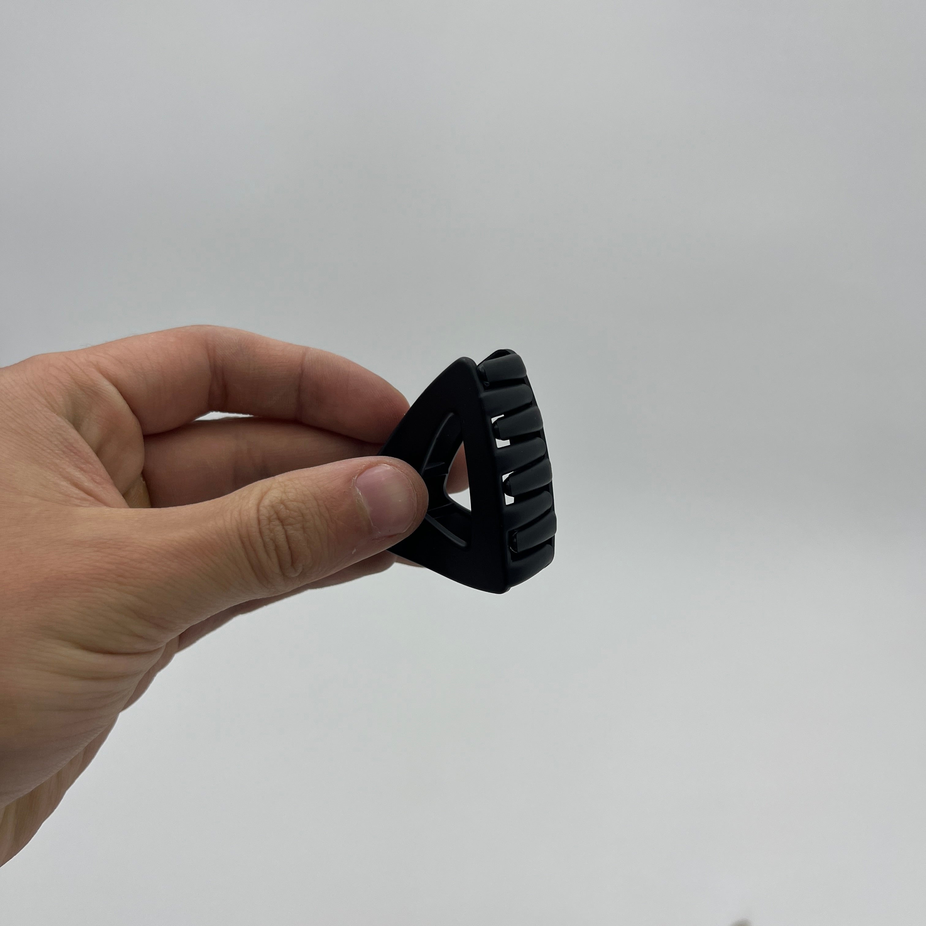 Pinza Chica Negra Triángulo - Paquete de 12 piezas 2.58 c/u