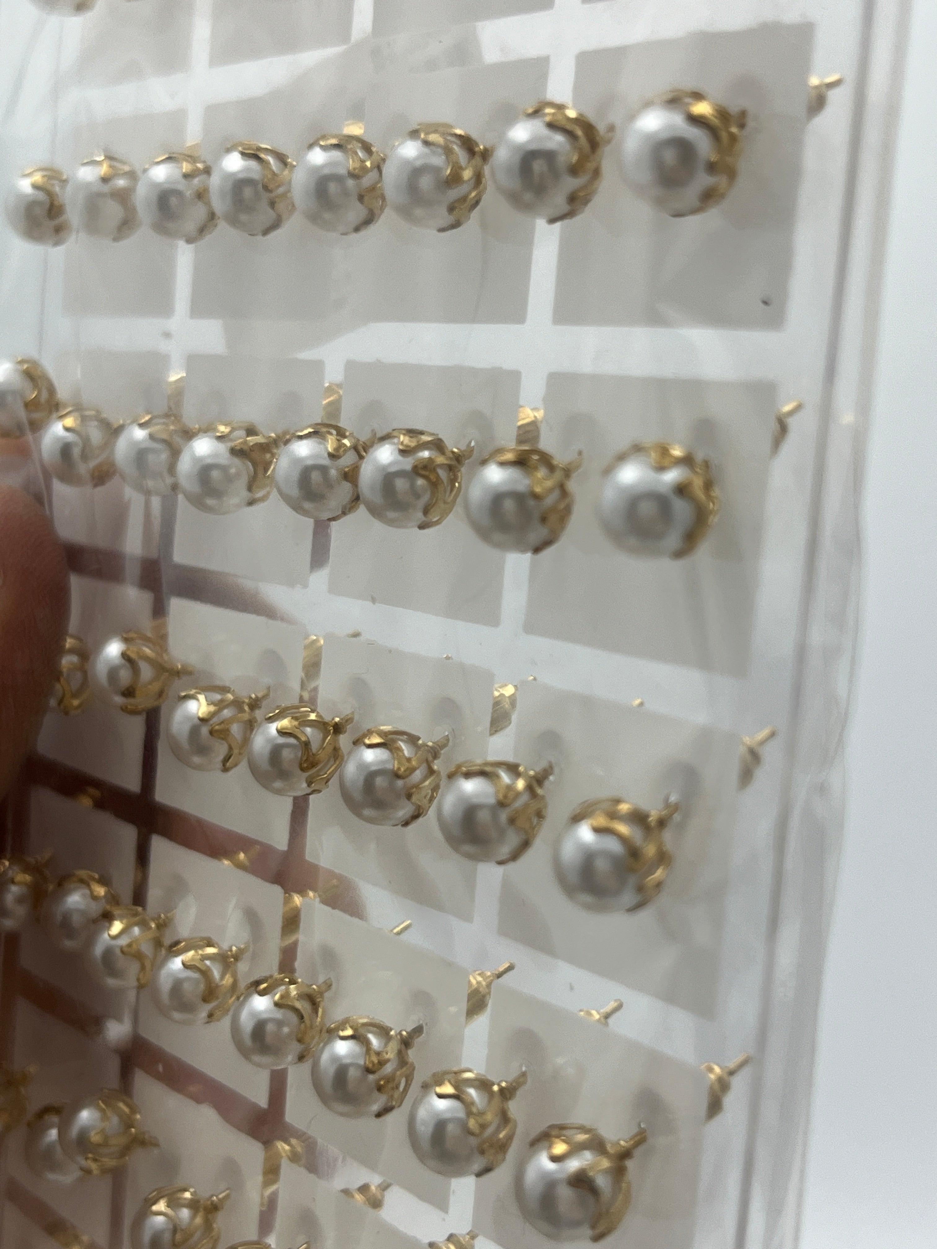 Broqueles Perla blanca c/dorado - Paquete de 36 piezas 1.75 c/u