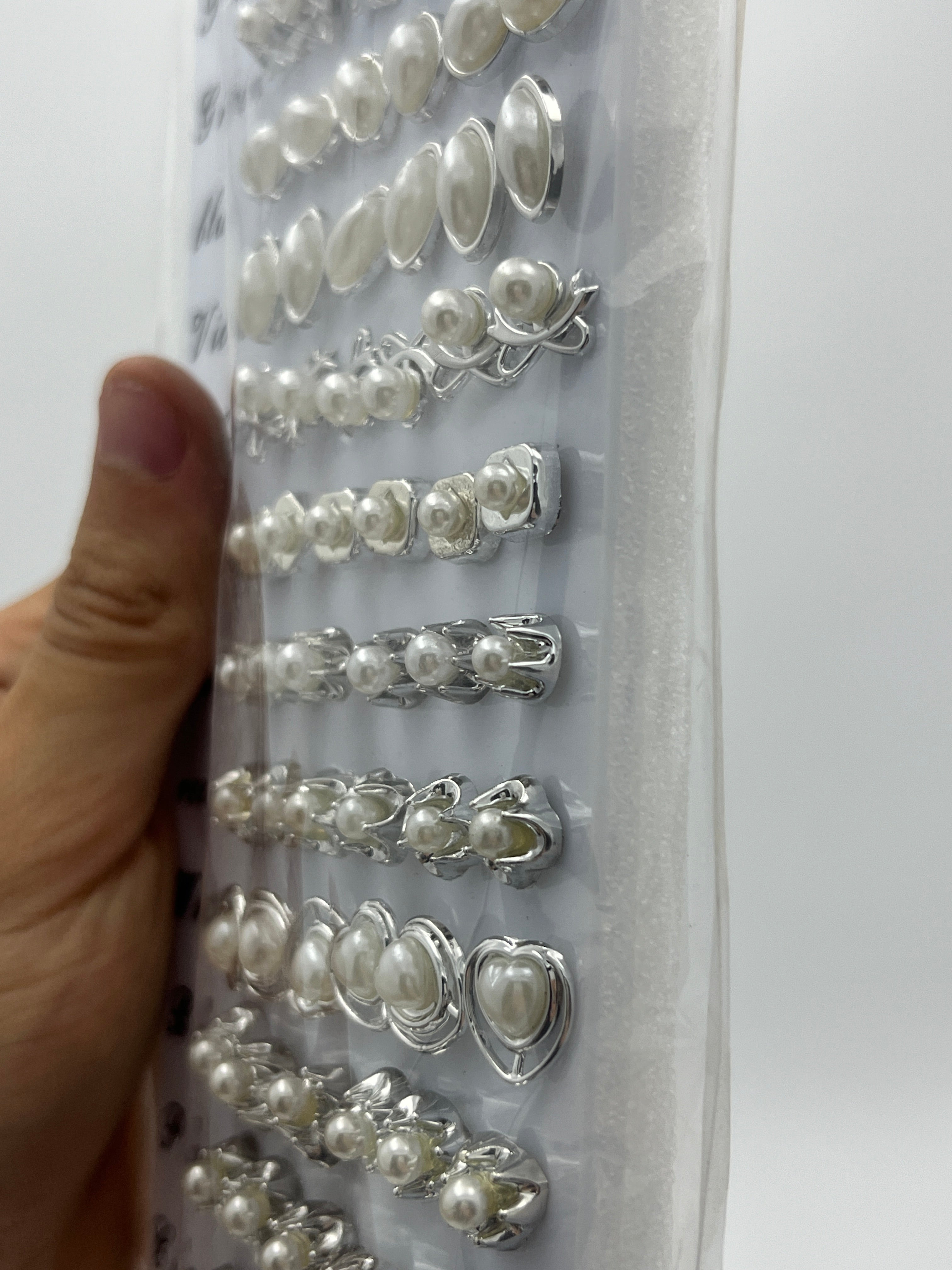 Broqueles perla diseños variados - Paquete de 36 piezas 1.75 c/u