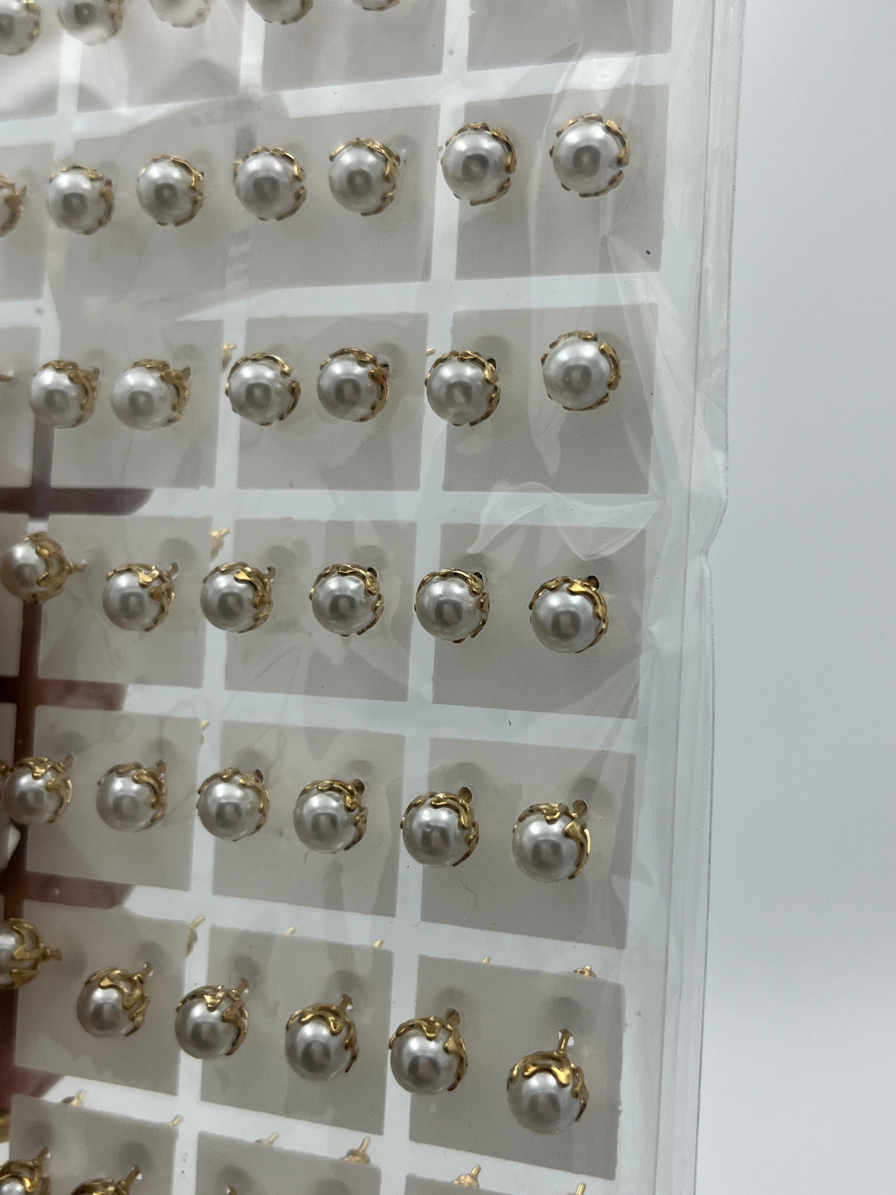 Broqueles Perla blanca c/dorado - Paquete de 36 piezas 1.75 c/u