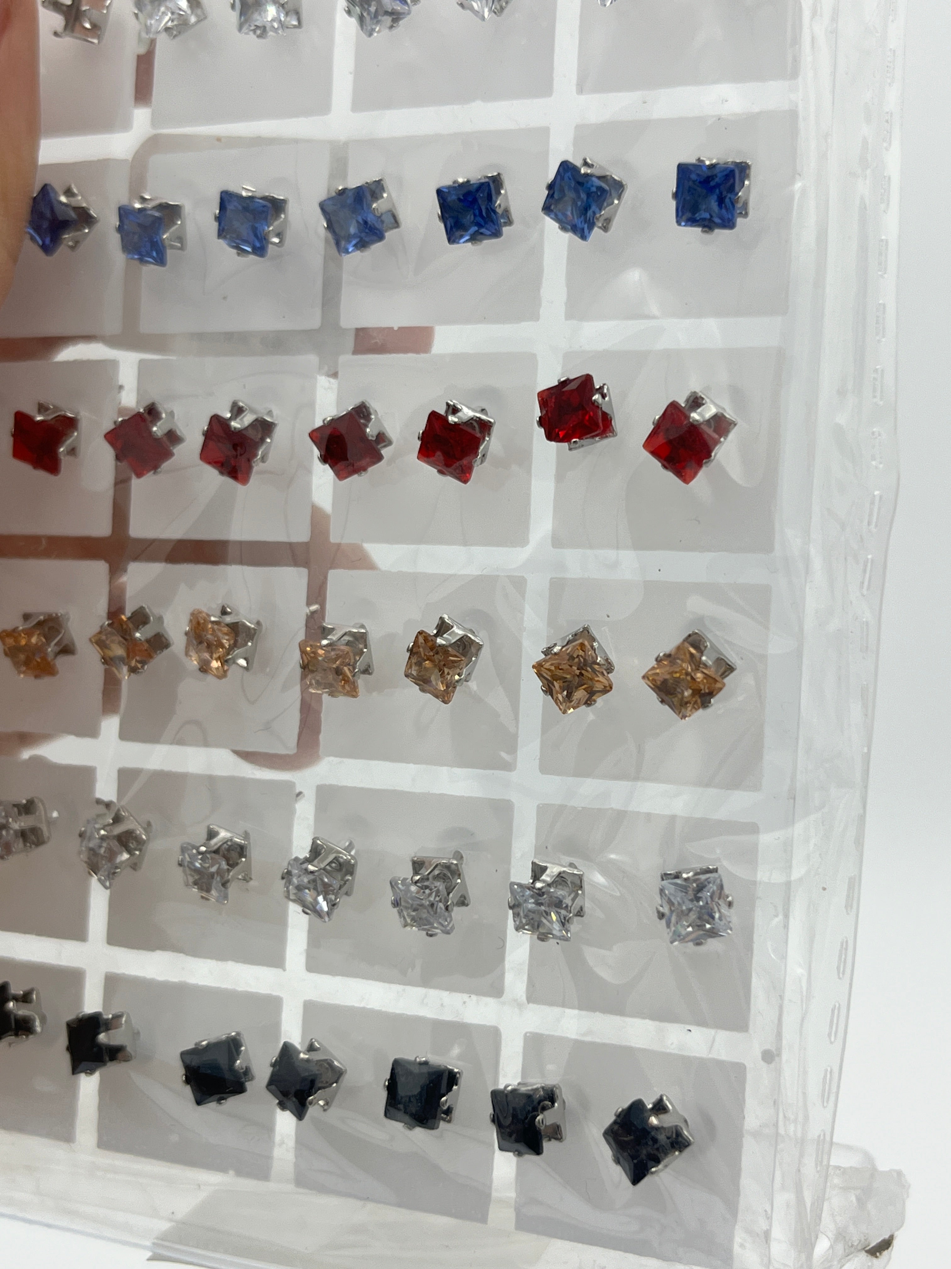 Broqueles zirconia cuadrada colores - Paquete de 36 piezas 1.75 c/u