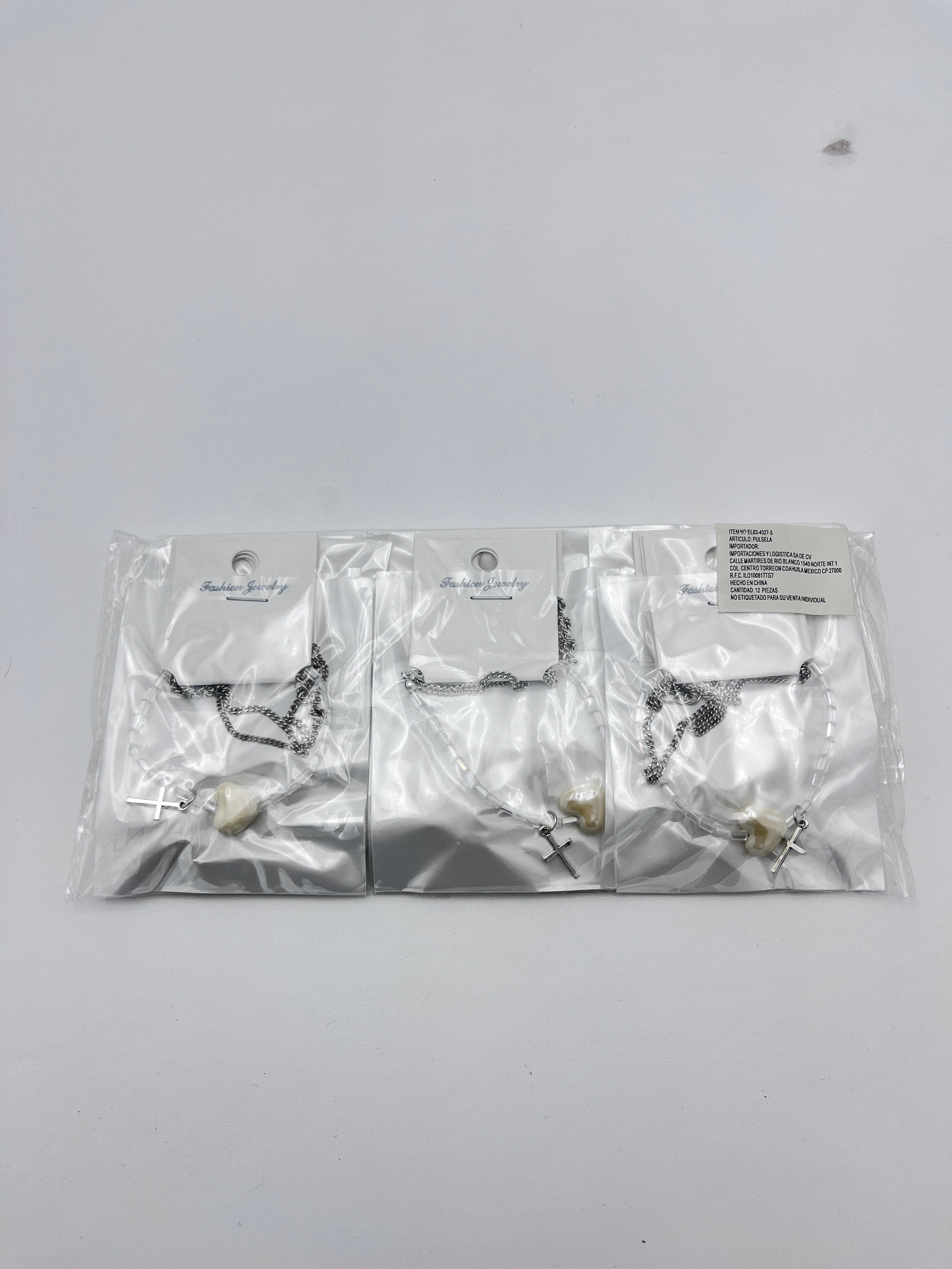 Pulsera Triple Plateada Corazón y Cruz - Paquete de 12 piezas 14.08 c/u