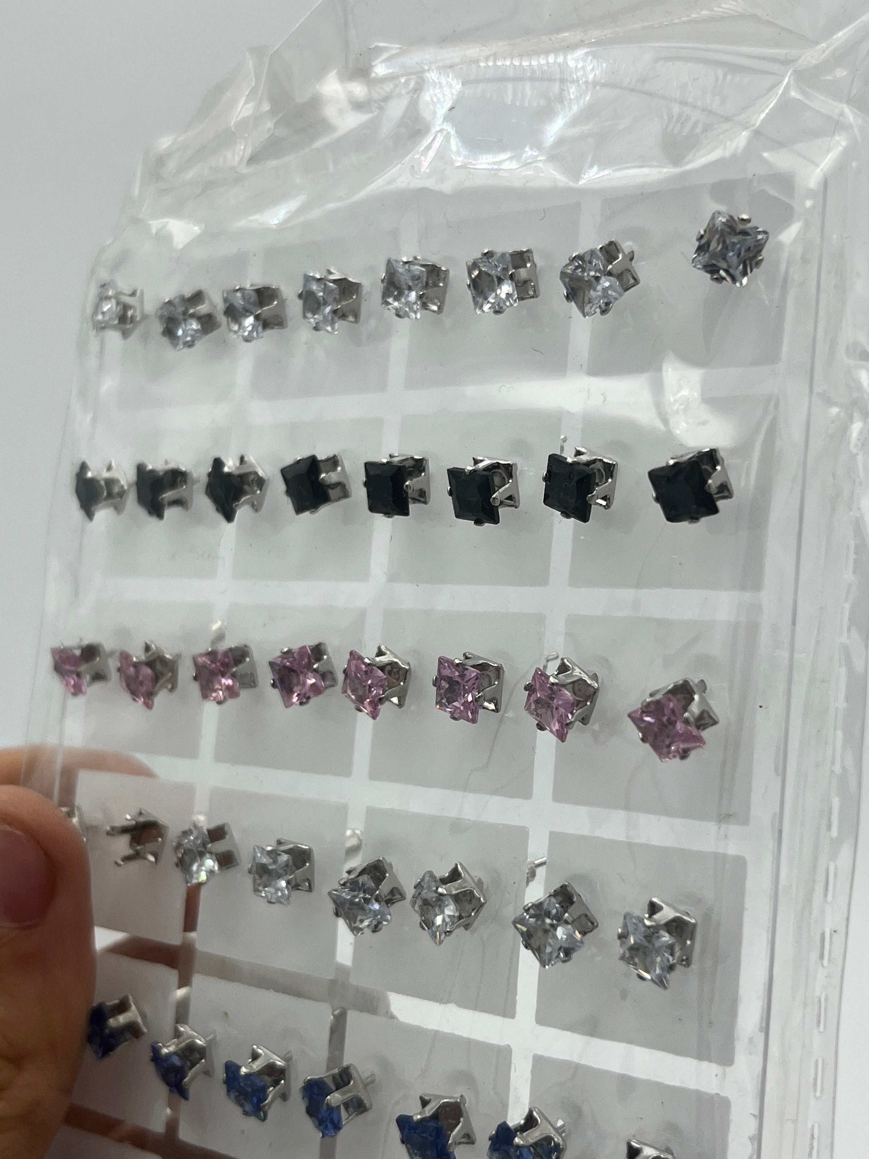 Broqueles zirconia cuadrada colores - Paquete de 36 piezas 1.75 c/u