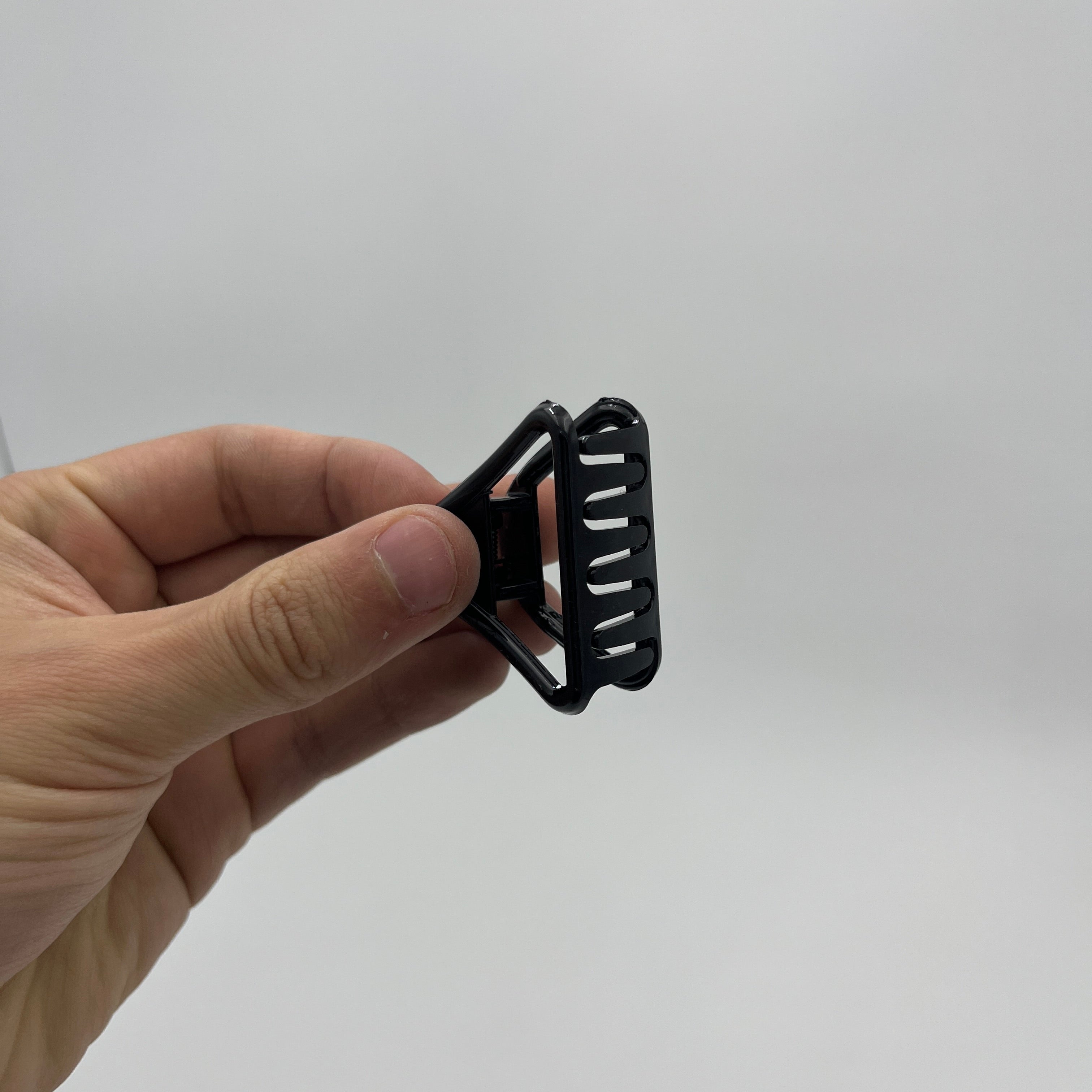 Pinza Chica Negra Triángulo - Paquete de 12 piezas 2.58 c/u